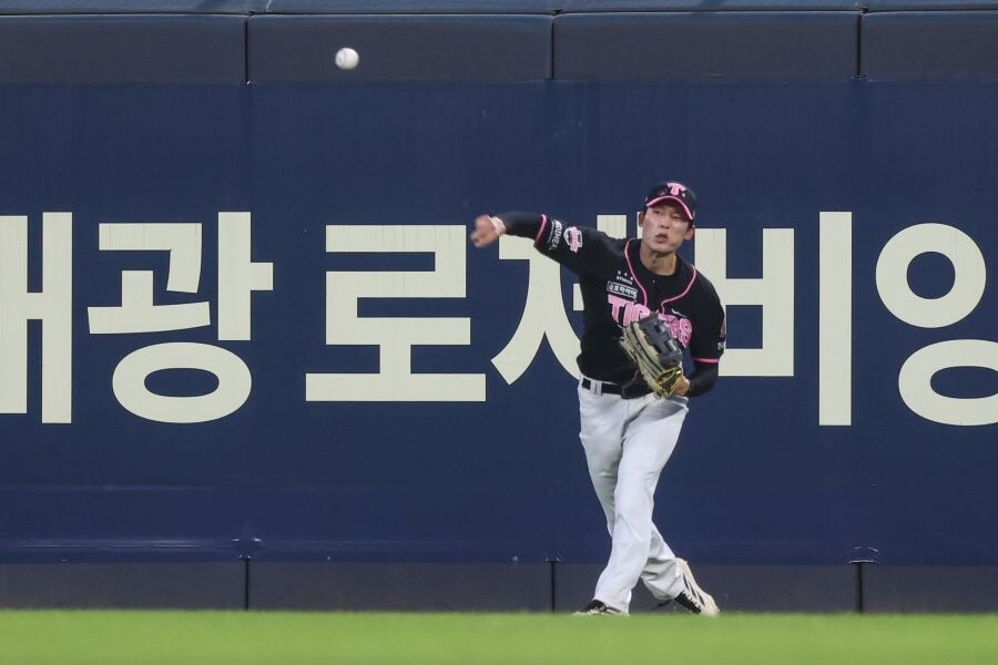 ▲ 올 시즌 리그에서 가장 많은 수비 이닝을 소화하는 선수 중 하나인 김호령은 경력 최대의 체력 소모를 이겨내야 한다 ⓒKIA타이거즈