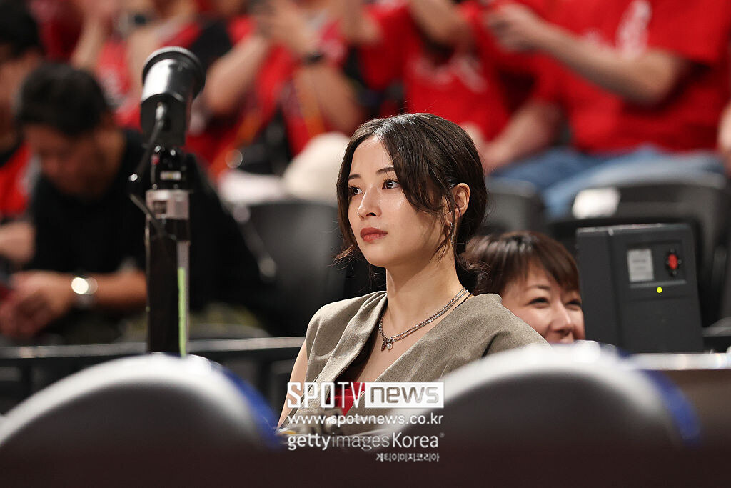 ▲ 일본 배우 히로세 스즈가 8월 16일 일본 도쿄 아리아케 아레나에서 열린 한국 남자 농구와 평가전 2차전 경기를 관람하며 반응을 보이고 있다.