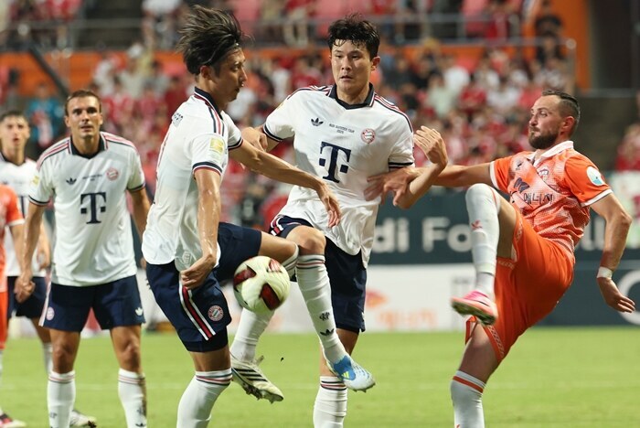 ▲ 제주 서귀포시 제주월드컵경기장에서 열린 '아우디 풋볼 써밋 2026 제주SK FC vs FC 바이에른 뮌헨' 경기에서 뮌헨의 이토 히로키, 김민재와 제주 치나리가 뜬 공을 두고 경합하고 있다.ⓒ연합뉴스
