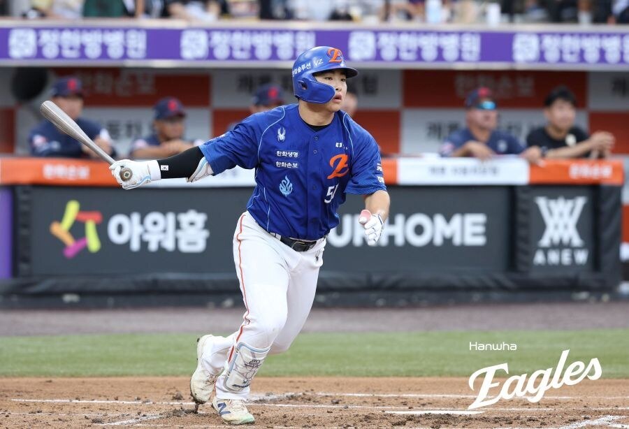 ▲ 지난해 대비 타구 속도는 올랐지만 발사각이 낮아지고 당겨치는 비중이 늘어난 문현빈은 올 시즌 리그에서 가장 많은 병살타를 기록 중이다 ⓒ한화이글스