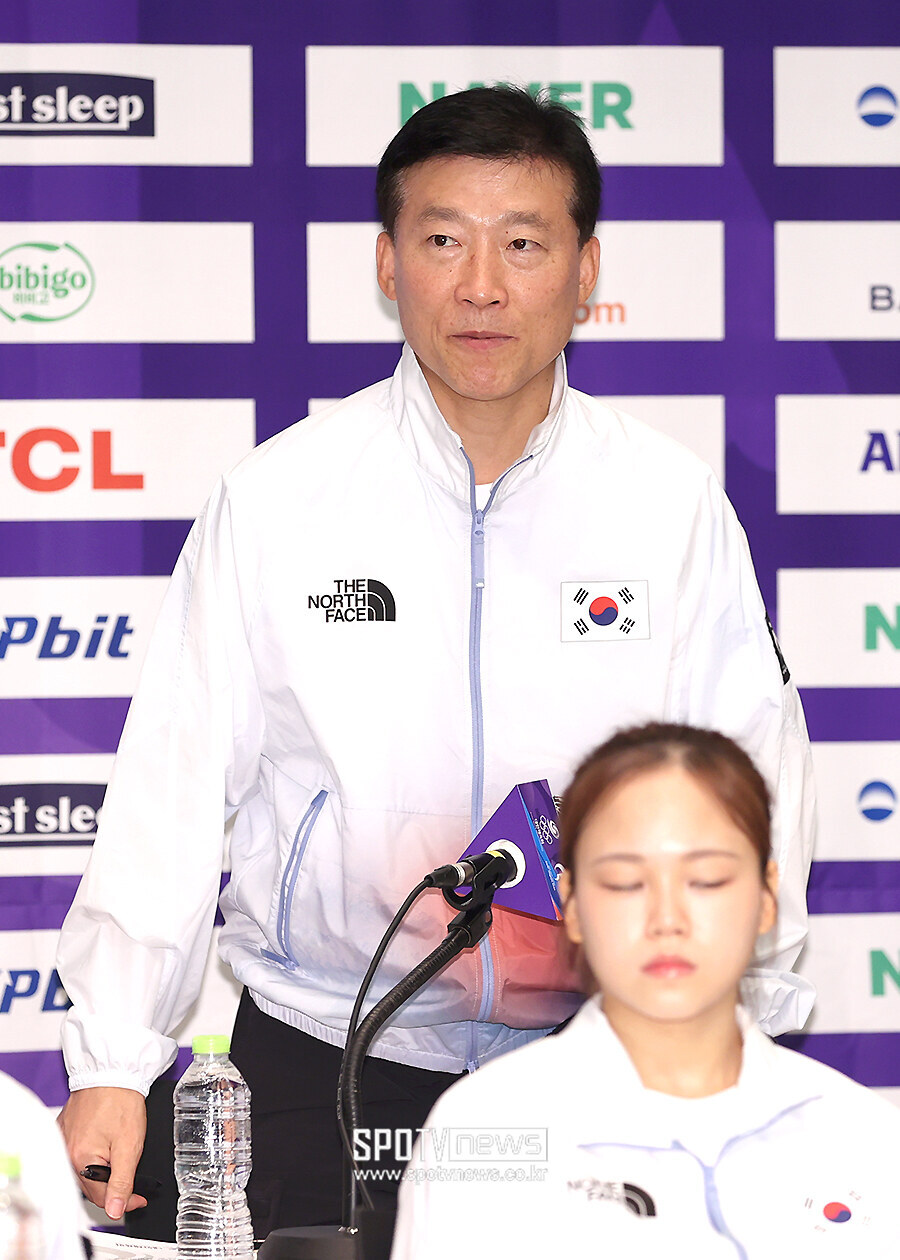 [포토S] 인사하는 김택수 선수촌장