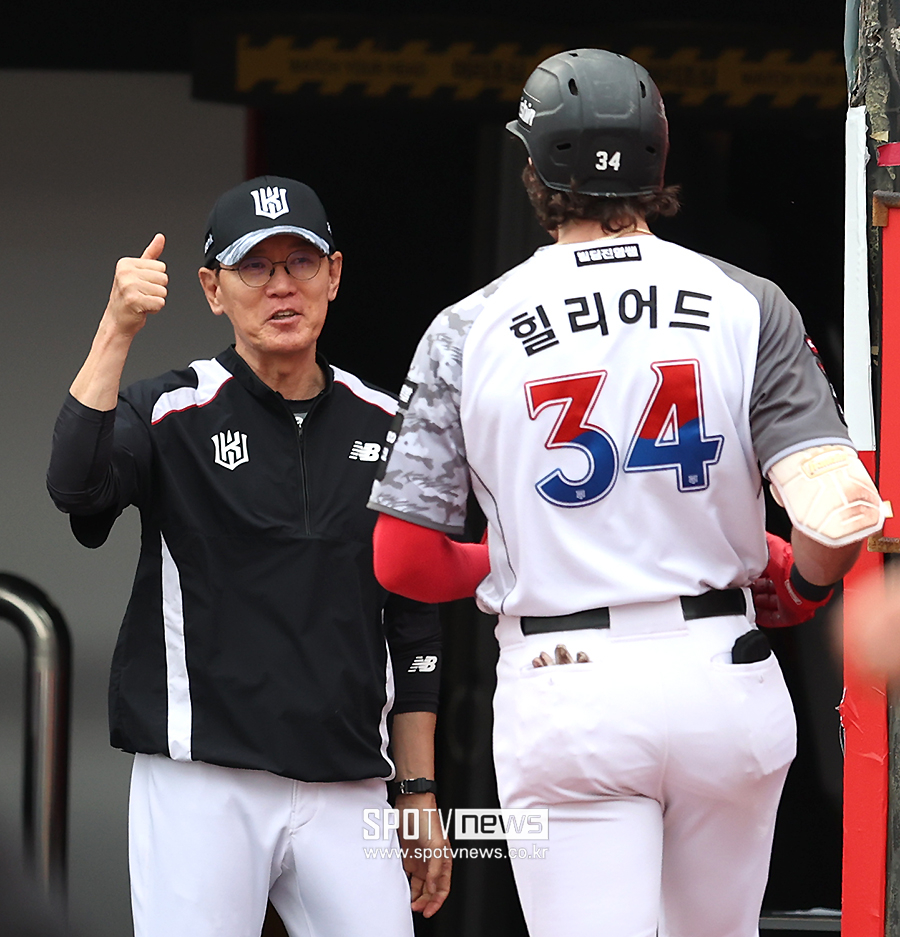 ▲ 이강철 감독과 샘 힐리어드 ⓒ곽혜미 기자