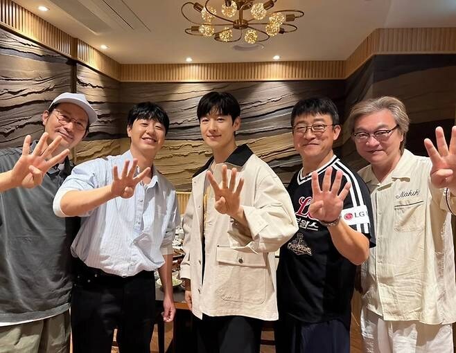 '모범택시4' 나오나?.…이제훈→김의성, '네손가락' 단체포즈