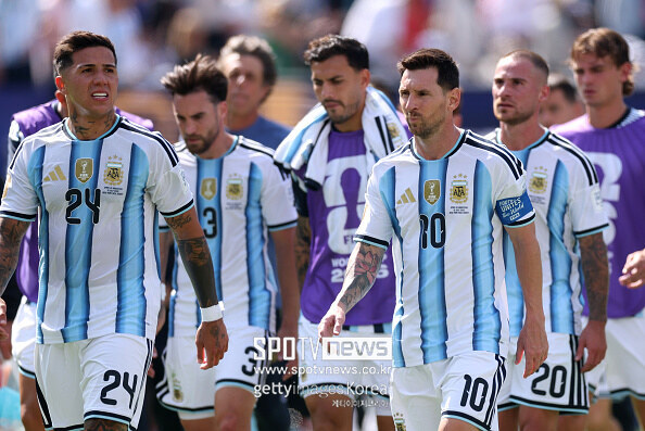 [오피셜] FIFA, 아르헨티나 대표팀 징계 확정…결승전 주먹질 파레데스 ‘10경기 정지’·정치적 슬로건 협회에 1억 벌금형