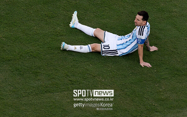[오피셜] ‘충격’ 메시, 아르헨티나 홈 팬들에게 인사…FIFA 공식 징계 “만원 관중 못 들어와 50% 가능” 왜?