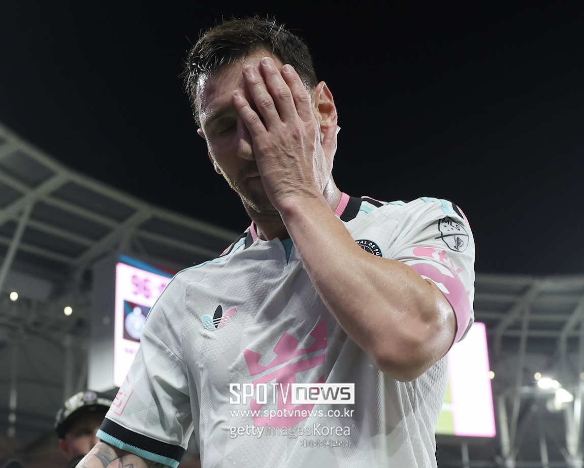 [오피셜] ‘축구의 신’ 폭행 혐의…메시, 평정심 잃고 징계 받아 “말 싸움 중 뒤통수 가격→벌금형 확정”