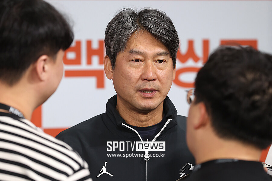 [포토S] 인터뷰 하는 설종진 감독