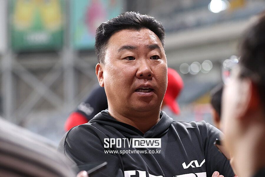 [포토S] 인터뷰 하는 이범호 감독