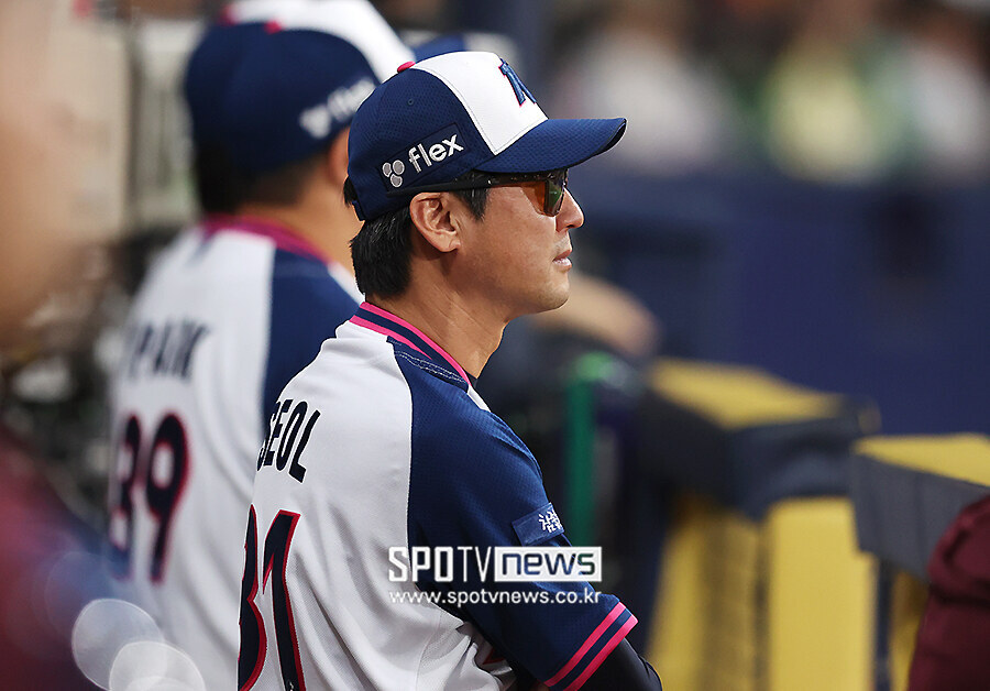 [포토S] 경기 지켜보는 설종진 감독