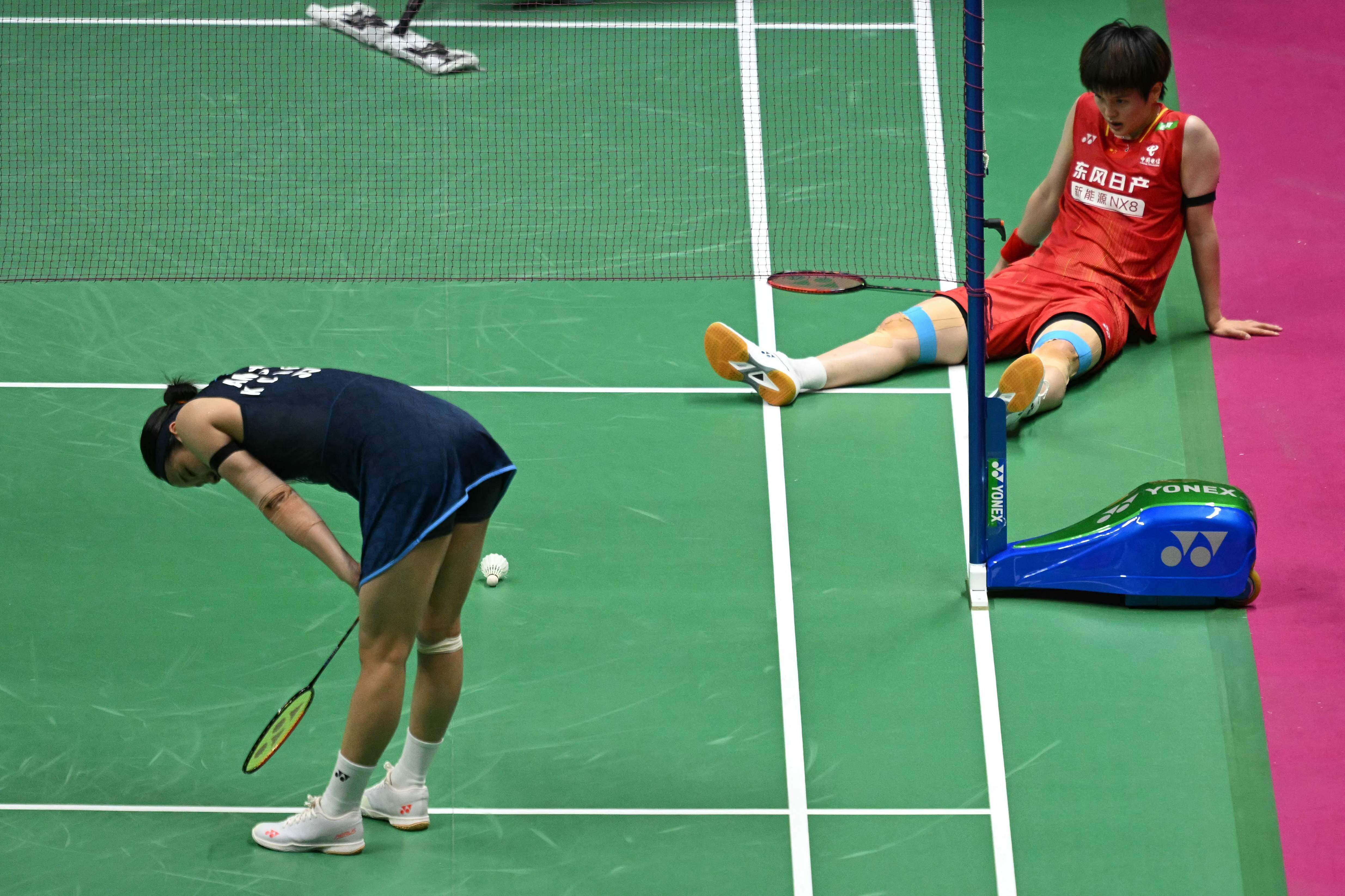 ▲ 여자단식 세계랭킹 1위 안세영(왼쪽)은 22일 인도 뉴델리에서 열린 2026 세계배드민턴연맹 세계선수권대회 준결승에서 세계 3위 왕즈이를 2-0(24-22 21-16)으로 격파했다. ⓒ 연합뉴스 / AFP