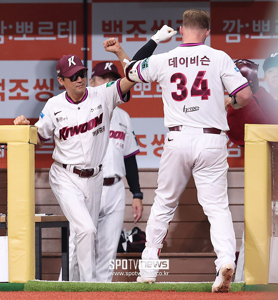 [포토S] 데이비슨 반기는 설종진 감독