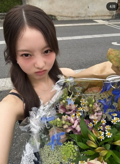 ▲ 생일날까지 훈련장을 찾은 혼다의 모습은 일본 팬들에게 더욱 특별하게 다가왔다. 축하 꽃다발을 들고 웃는 모습과 거친 숨을 몰아쉬며 언덕을 오르는 모습에 일본은 박수를 보내기 바쁘다. ⓒ 혼다 마린 SNS