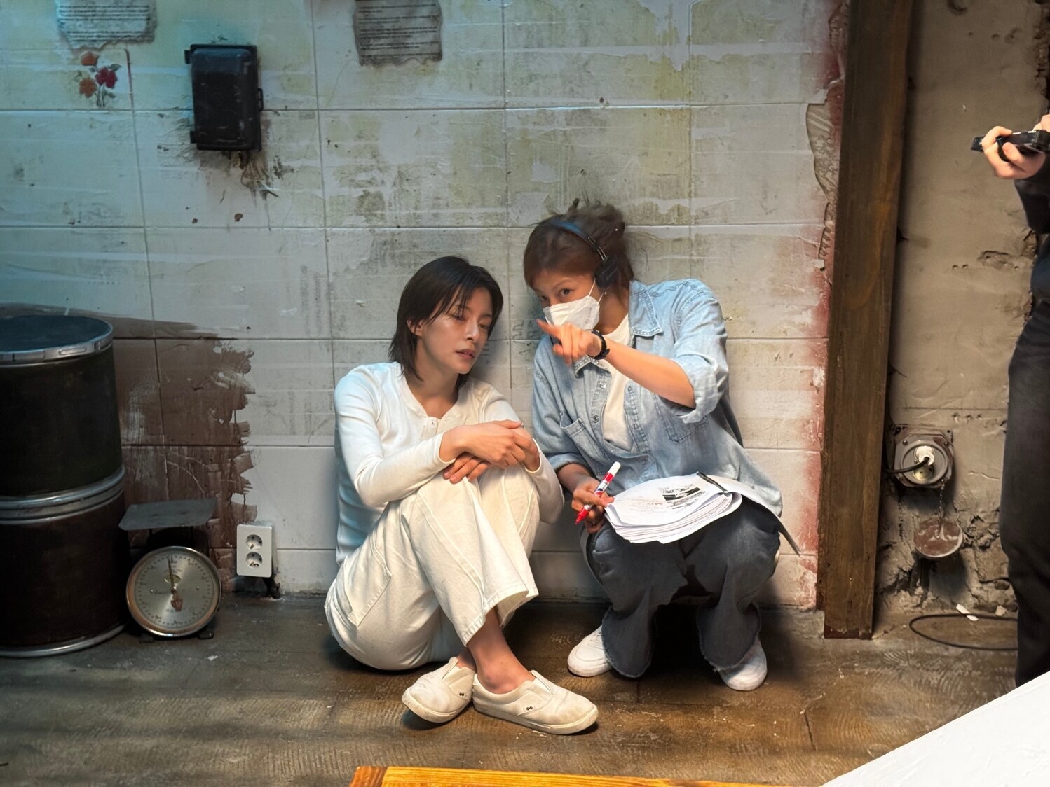 ▲ 이채영(오른쪽)이 영화 '벙커' 촬영 현장에서 배우 정혜인과 이야기를 나누고 있다. 제공|피스챌린지 그룹