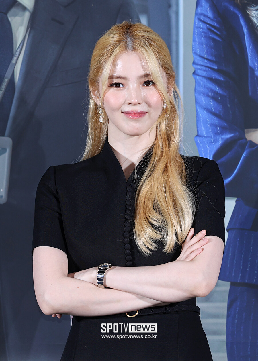 한국판 '인턴' 앤 해서웨이 된 한소희, 금발머리 변신 '시선집중'