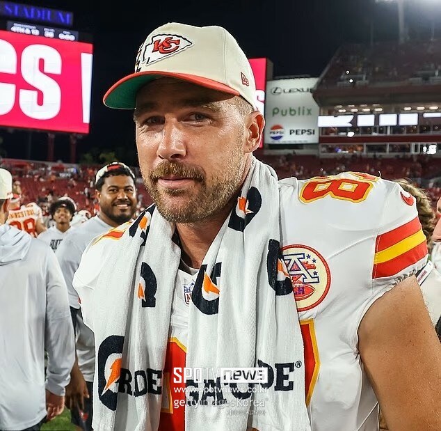 '테일러 스위프트 새신랑' 훈련장에서 끌려나왔다…36살 NFL 대표 타이트엔드 얼마나 지독하길래→"쉬게 하려면 힘으로 끌어내야" 감독도 탄복