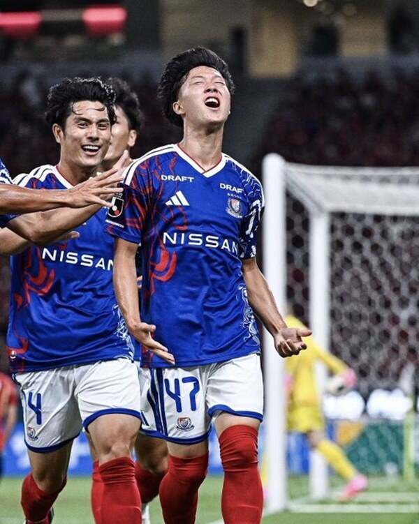 ▲ 현대 축구에서 좀처럼 보기 힘든 '43살 차 맞대결'이 성사될지 관심이 집중되고 있다. 주인공은 요코하마 F.마리노스의 '16살 천재 미드필더' 미이데라 신(사진 오른쪽)과 여전히 맹렬한 현역으로 뛰고 있는 59살 '킹 카즈' 미우라 가즈요시(위 사진)다. ⓒ 'J Football Now' SNS