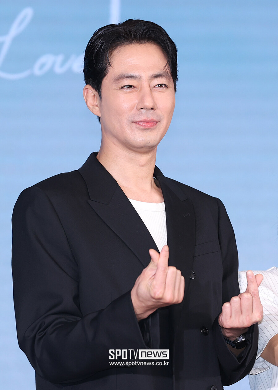 [포토S] 조인성, '하트 받으세요'