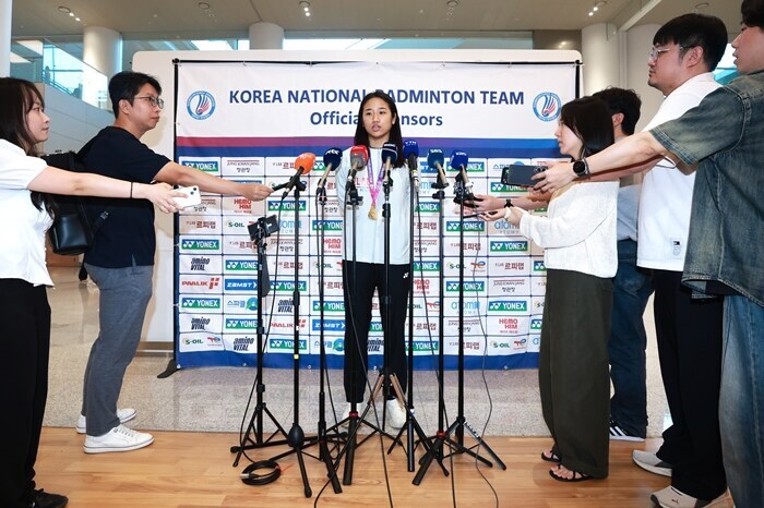 ▲ 2026 세계배드민턴연맹(BWF) 세계선수권대회 여자 단식에서 우승한 안세영이 25일 인천국제공항 제2여객터미널을 통해 귀국한 뒤 팬들이 선물한 응원봉을 들어보이고 있다.ⓒ연합뉴스