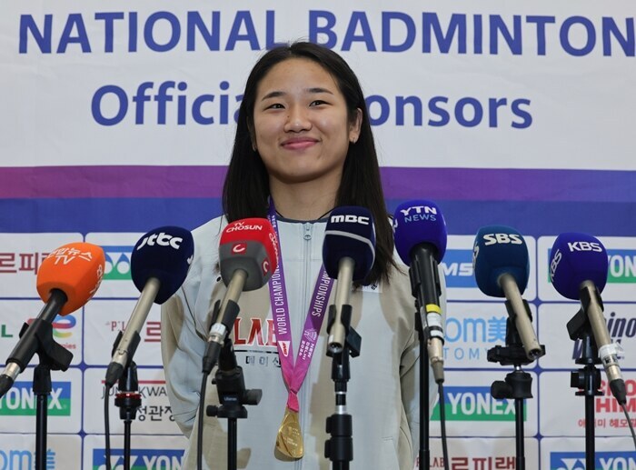 ▲ 2026 세계배드민턴연맹(BWF) 세계선수권대회 여자 단식에서 우승한 안세영이 25일 인천국제공항 제2여객터미널을 통해 귀국한 뒤 팬들이 선물한 응원봉을 들어보이고 있다.ⓒ연합뉴스