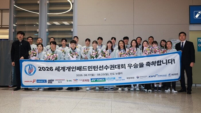 ▲ 2026 세계배드민턴연맹(BWF) 세계선수권대회 여자 단식에서 우승한 안세영이 25일 인천국제공항 제2여객터미널을 통해 귀국한 뒤 팬들이 선물한 응원봉을 들어보이고 있다.ⓒ연합뉴스