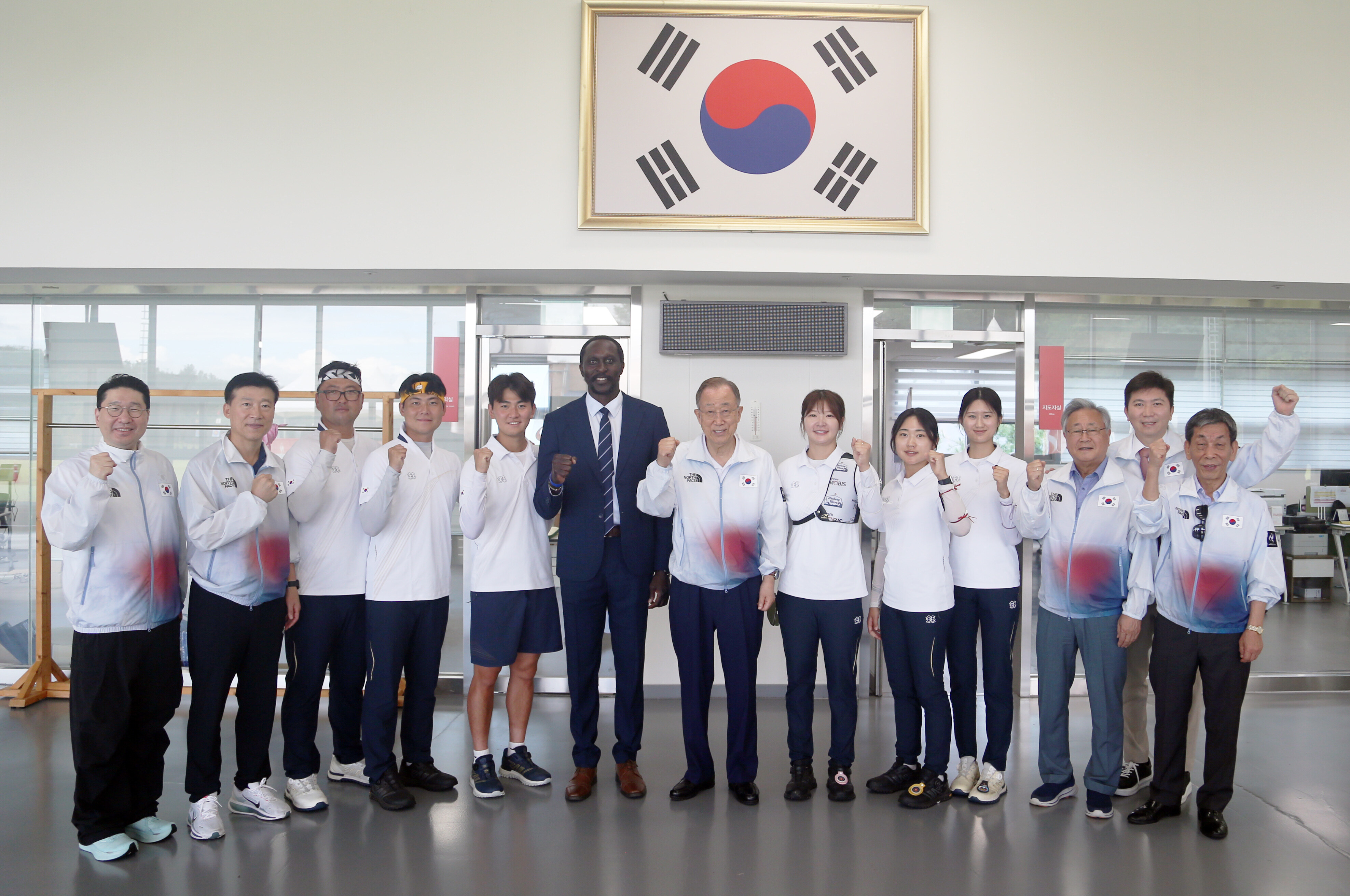 ▲ 반기문 전 UN 총장이 대한체육회 명예 고문 자격으로 진천 국가대표선수촌을 찾아 아이치-나고야 아시안게임을 앞둔 선수들을 격려했다. ⓒ대한체육회