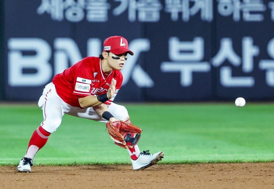 천하의 정근우도 못한 일이 벌어지고 있다… KBO 역대 대기록 눈앞, 지옥에서 돌아온 수비 요정