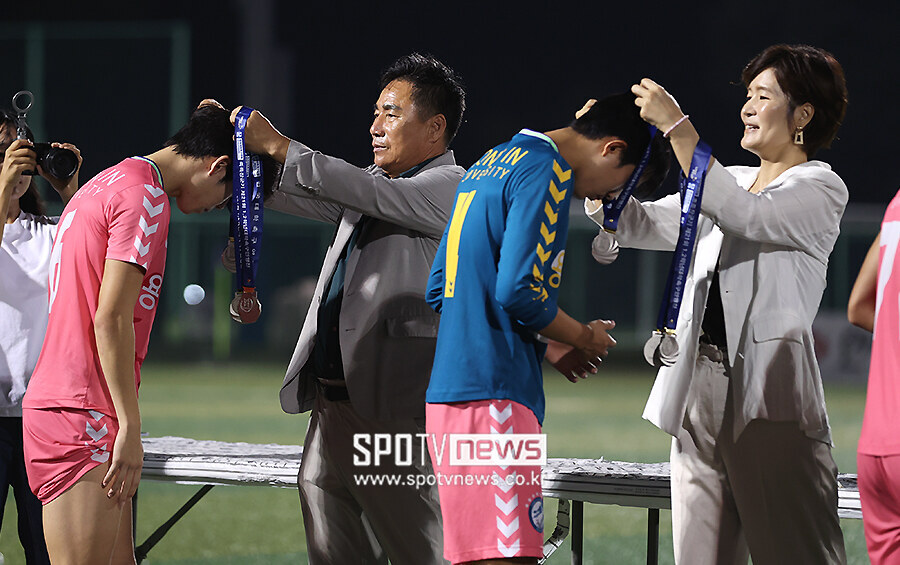 [포토S] 김광진 전무이사-이보애 부회장, '메달 걸어주며'