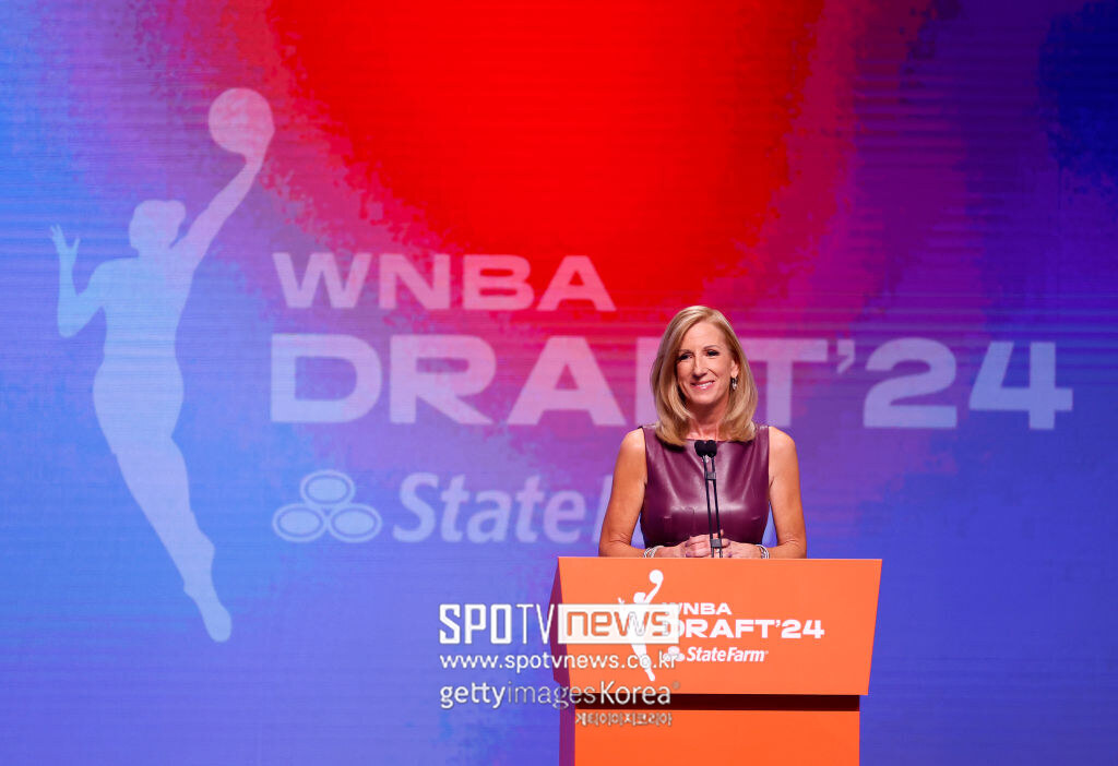 ▲ 미국 대중지 '피플'은 27일 "바클리가 애덤 실버 NBA 총재와 캐시 엥겔버트(사진) WNBA 총재의 초동 대응을 꼬집었다. 두 총재의 대처하는 방식에 '실망했다'는 입장을 표명했다"고 전했다.