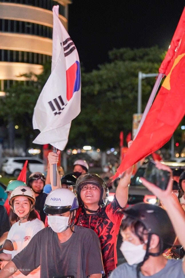 “태극기를 들고 나왔다” 김상식 매직에 베트남 열광…박항서도 못한 2연패 역사 썼다 → 태국 꺾고 현대컵 연속 우승