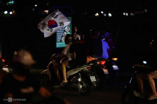 ▲ 태극기 찾기가 어렵지 않다. 베트남을 사상 첫 아세안컵 2연패로 이끈 김상식 감독을 향한 현지 팬들의 고마움이 태극기로 표현된 것이다. ⓒ 베트남 VN익스프레스