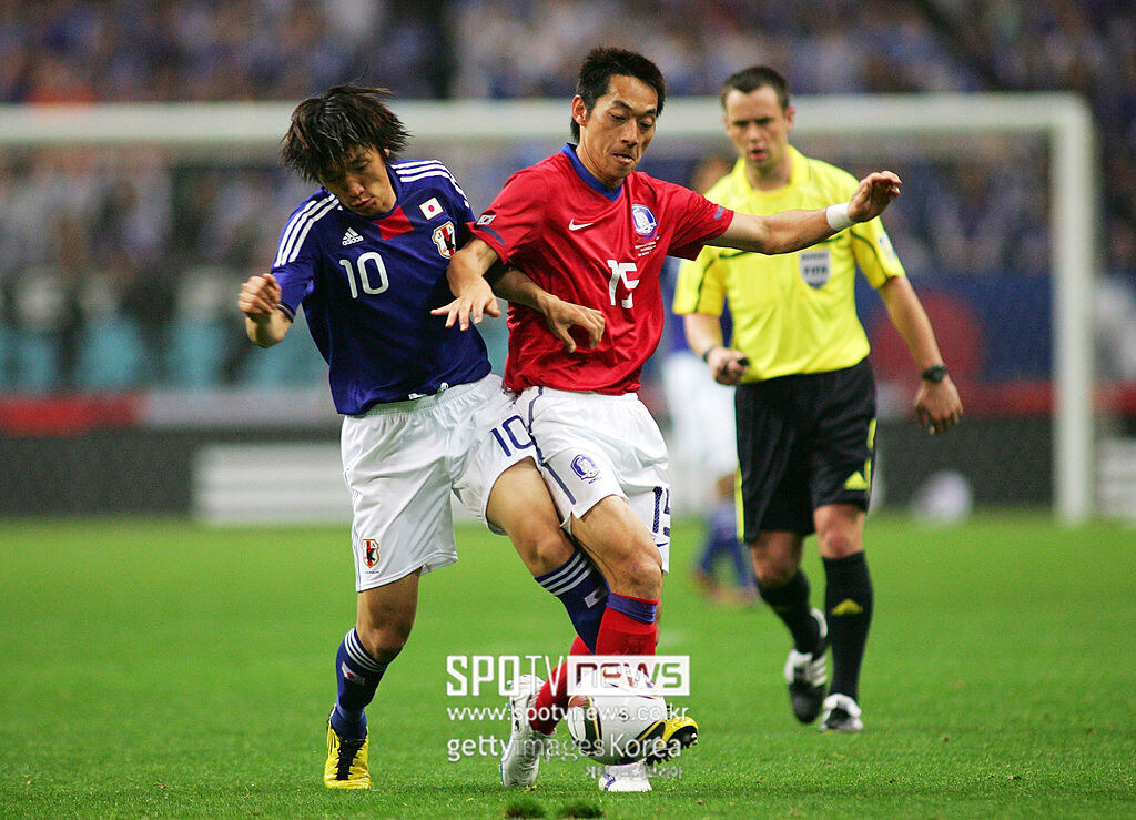 ▲ 현역 시절 '일본의 데이비드 베컴'으로 칭송받은 나카무라 슌스케(왼쪽) 일본 축구대표팀 코치가 자신의 특장(特長)을 살린다.