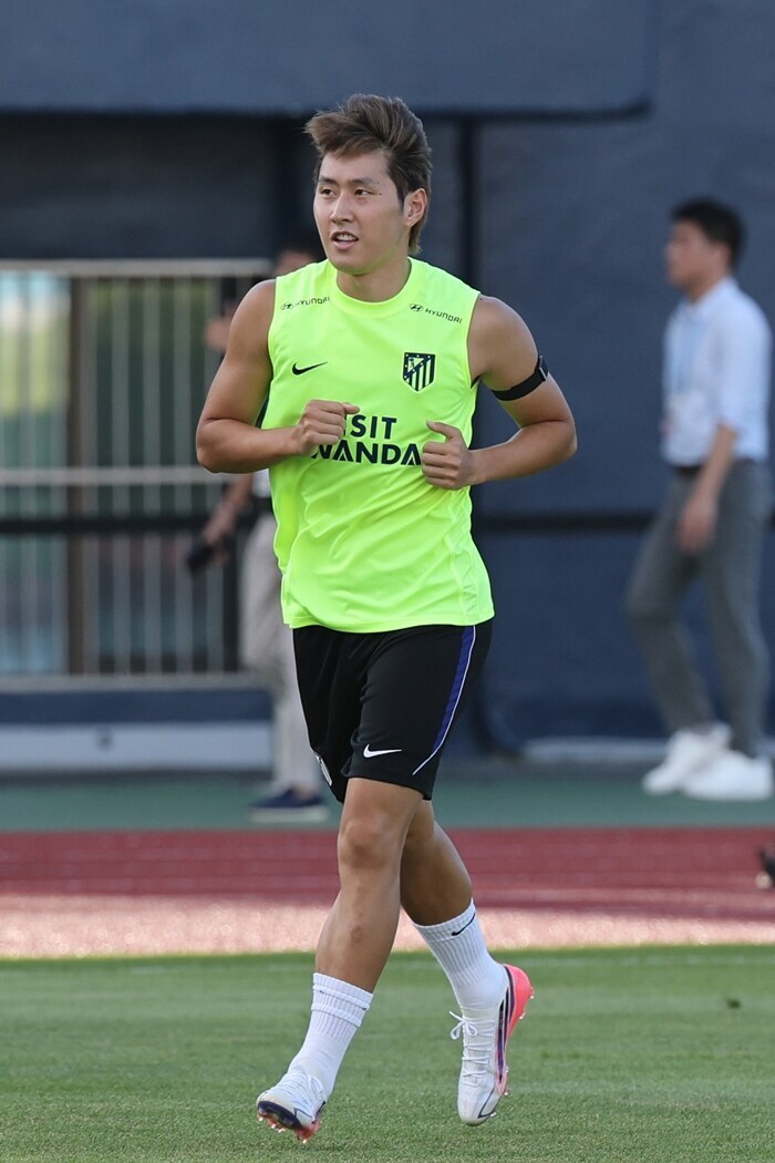 韓 축구 에이스는 다르다…'훈련장 출근' 이강인, 쉬는 날인데도 등장했다 → 세비야전 투톱 가능성까지