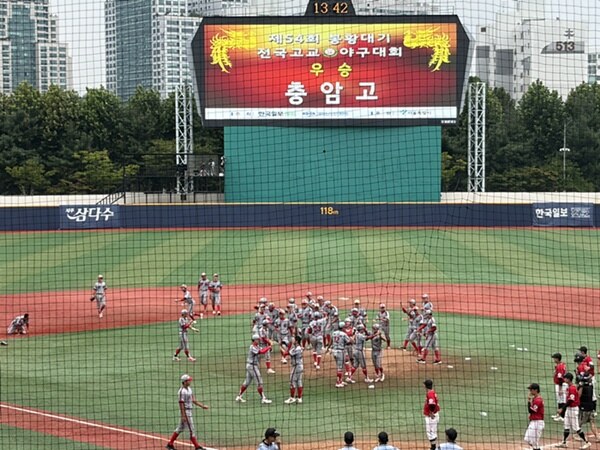 120이닝 에이스 빠져도 강했다, 충암고 황금사자기 이어 봉황대기까지 우승…마산용마고 10번째 준우승