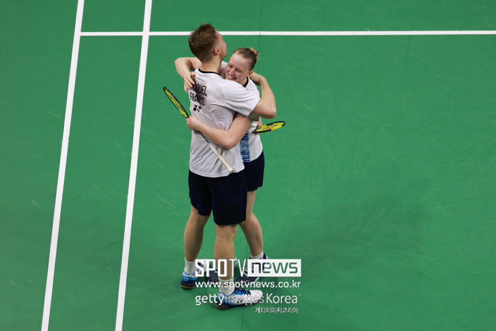 ▲ BWF는 "톰 지켈(왼쪽)-델핀 델뤼 조는 강력한 우승 후보인 중국 페어를 상대로 치밀한 전술을 펼치며 황둥핑의 네트 앞 영향력을 효과적으로 차단했다. 결국 프랑스 배드민턴 역사상 최초의 세계선수권 금메달이란 대위업을 작성했다"며 아시아에 편중된 배드민턴계 무게중심이 '서쪽'으로 이동할 가능성에 흥미로운 관심을 보였다.