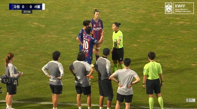 ▲ 여자축구 경기에서 여성 심판이 선수에게 "생리하나 봐"라는 취지의 말을 했다는 주장이 나왔다. 해당 발언을 들었다 밝힌 인물은 한국 여자축구의 '살아있는 전설' 지소연(등번호 10)이다. ⓒ 연합뉴스