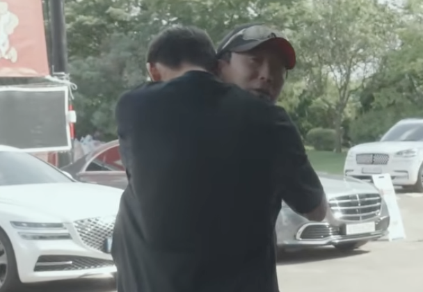 [SPO 이슈] ‘굿바이’ 송민규, 김기동 감독 꽉 안고 눈물 왈칵...“FC서울 떠나는 결정 정말 쉽지 않았다” 유럽 도전 확정 후 감동의 작별인사