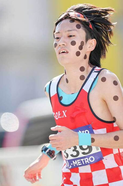 ▲ 일본 마라토너 요시다 히비키가 2월 오사카 마라톤에 이어 8월 훗카이도 마라톤 대회에서도 전신 테이프를 붙여 화제가 됐다. 성적은 두 대회 모두 중반가지 선두를 달리다가 막판에 순위가 대폭 하락했다. ⓒ 일본 데일리스포츠