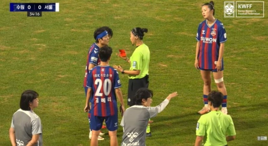 ▲ 여자축구 경기에서 여성 심판이 선수에게 "생리하나 봐"라는 취지의 말을 했다는 주장이 나왔다. 해당 발언을 들었다 밝힌 인물은 한국 여자축구의 '살아있는 전설' 지소연이다. ⓒ 한국여자프로축구연맹 라이브 화면 캡처