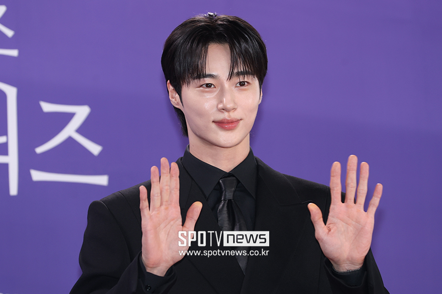 [포토S] 변우석, '손보다 작은 얼굴'