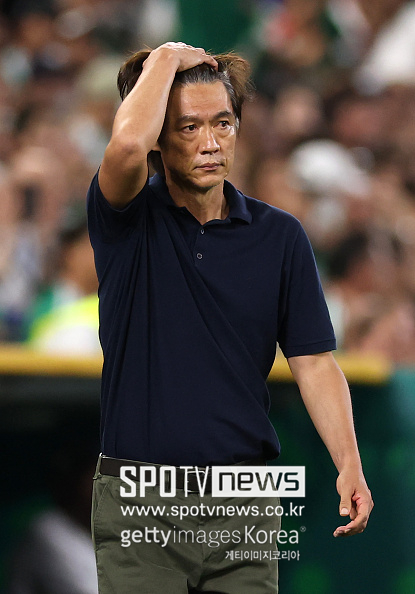 [오피셜] ‘홍명보 감독 약점 전부 파악 끝’ 대한민국 절망·좌절→월드컵 탈락시켰던 74세 남아공 브로스 감독 ‘전격 사임’ 아름다운 작별