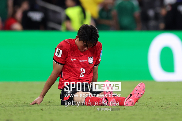 ▲ 이한범이 북중미월드컵에서 남아프리카공화국에 0-1로 진 뒤 고개를 떨구고 있다