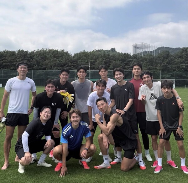 ▲ 이강인(앞줄 왼쪽에서 둘째)이 아직 아틀레티코 마드리드 선수단에 합류하지 못한 이유가 공개됐다. ⓒ 'Spidy Atletico' SNS