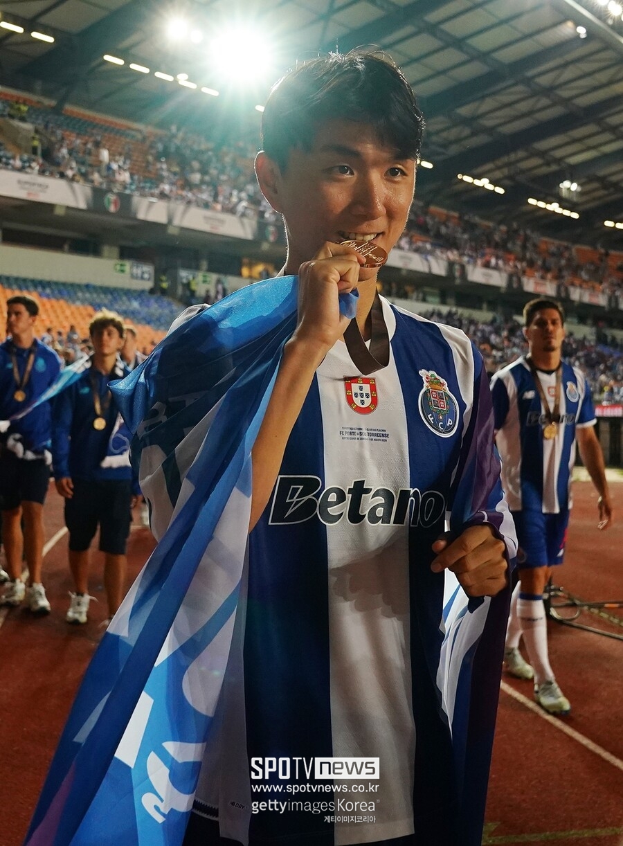 韓 축구 시즌 출발이 좋다…'포르투 데뷔전' 황인범, 이적하자마자 우승 → 교체로 승리 기여! 포르투갈 슈퍼컵 정상 등극
