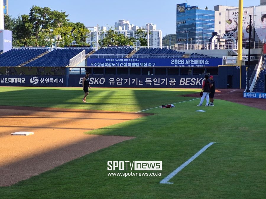 ▲ 가장 마지막까지 그라운드에 남아 자신의 루틴을 충실하게 수행한 제임스 네일 ⓒ김태우 기자