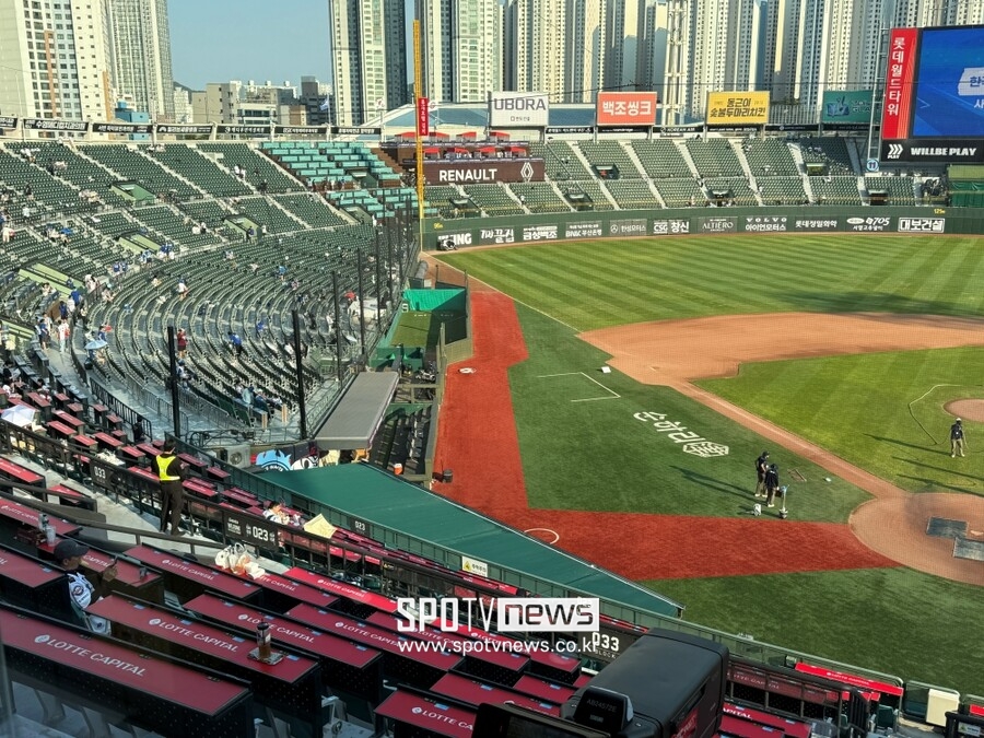 ▲ 2일 사직 롯데 자이언츠-삼성 라이온즈전의 티켓이 모두 팔려나갔지만, 경기 개시 약 1시간을 앞두고도 사직구장이 텅텅 비었다.
