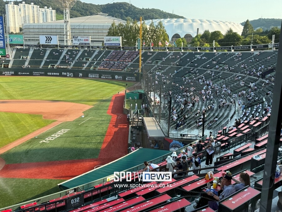 ▲ 2일 사직 롯데 자이언츠-삼성 라이온즈전의 티켓이 모두 팔려나갔지만, 경기 개시 약 1시간을 앞두고도 사직구장이 텅텅 비었다.