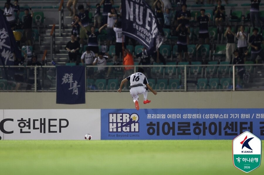 [현장 REVIEW] ‘박재용 결승골’ 이랜드, 부산에 2-1 역전승…선두 수원과 1점 차 ‘3위 도약’  