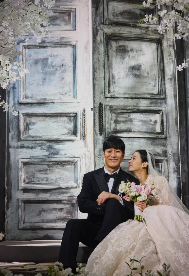 '45세' 조여정, '지금 불륜' 결혼 사진 공개 "무지 사이좋은 부부"