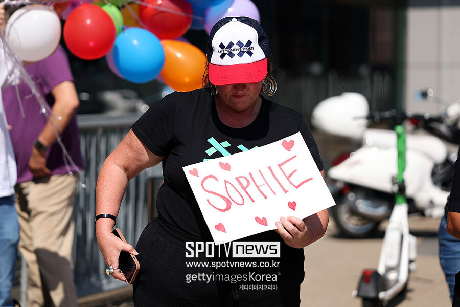 ▲ 소피 커닝햄(위 사진)은 최근 ESPN과 인터뷰에서 "탈의실에 있는 어린 여자아이들과 여성 선수를 보호하고 싶다"며 "여자 선수들이 생물학적 남성과 경쟁하도록 강요받아서는 안 된다"고 주장했다. 이후 미국 각지에서는 커닝햄 주장에 동조하는 '여성 스포츠를 지키자(Save Women's Sports)' 집회가 이어졌다. 반면 트랜스젠더 선수의 참가 권리를 지지하는 시위도 함께 열려 WNBA는 예기치 않게 사회적 논쟁 중심에 선 분위기다.
