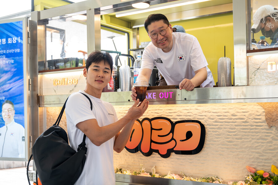 '바리스타 깜짝 변신' 이상현 AG 단장, 선수들에게 커피차 이벤트 '사기 충전'